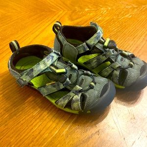 Camo green kids keens size 12 w/ drawstring and adjustable Velcro ankle strap